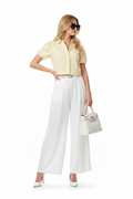 Modelka – okulary, torba, inna poza