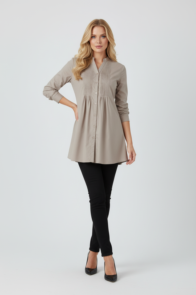 Modelka w bluzce taupe