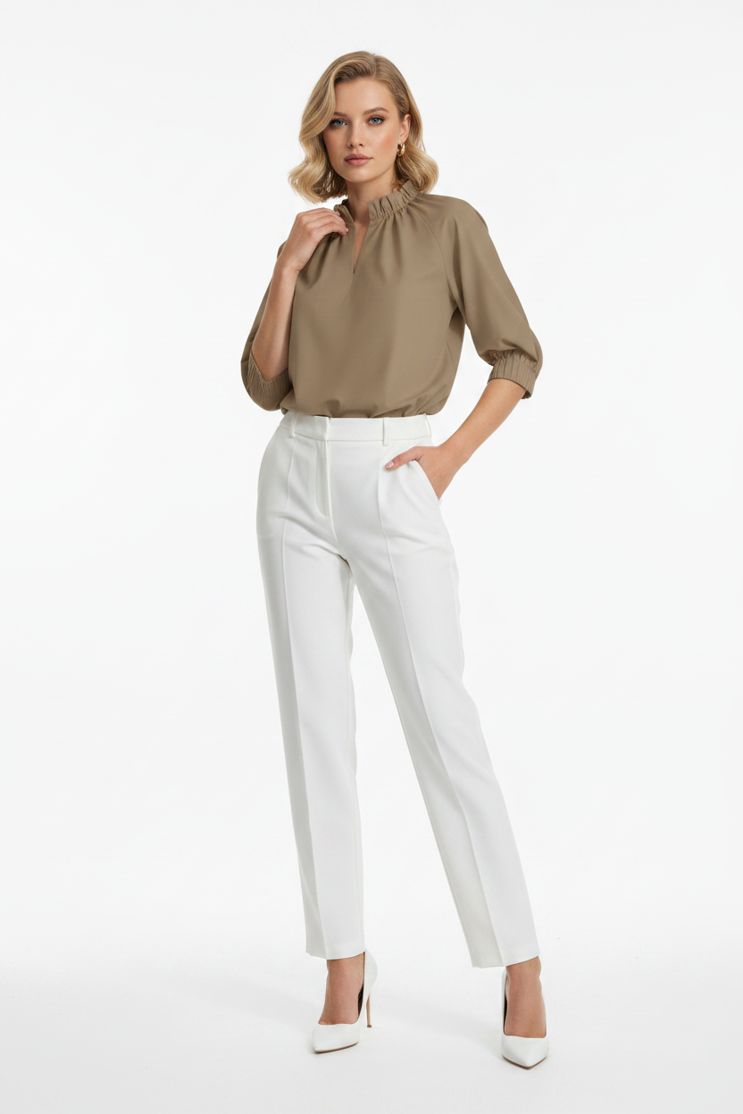 Modelka w bluzce taupe