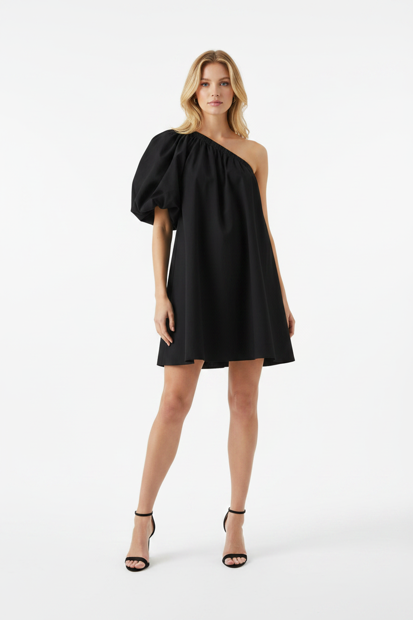 Modelka w czarnej sukience mini